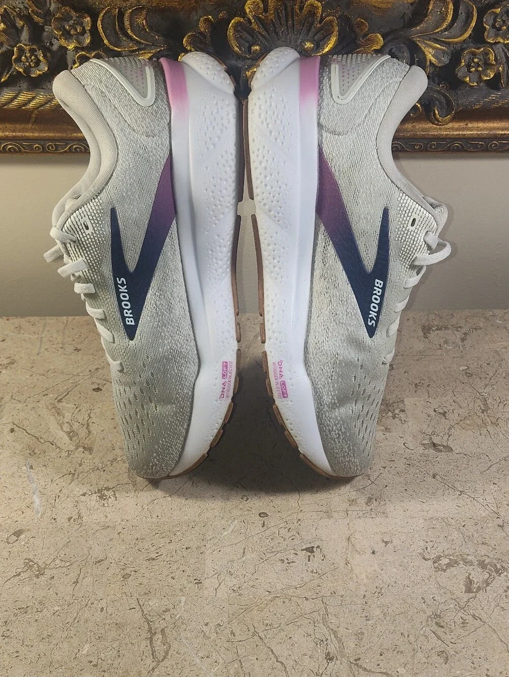 Brooks light gray